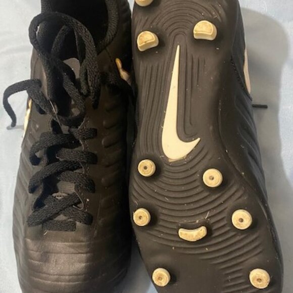 Nike Tiempo Youth Soccer Cleats - Picture 2 of 7